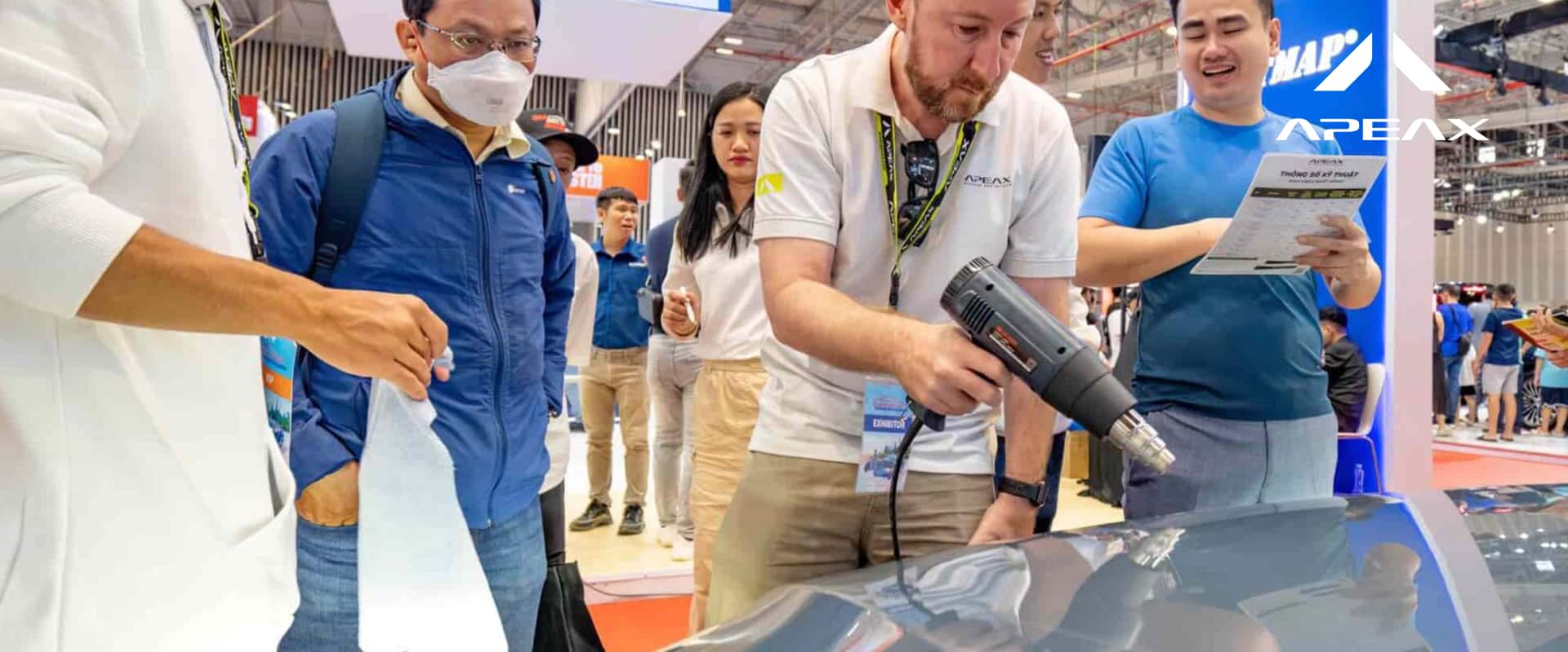 CEO Ed Bews trình diễn khả năng tự phục hồi vết xước của PPF APEAX TPU tại Triễn lãm Vietnam Motor Show 2024.