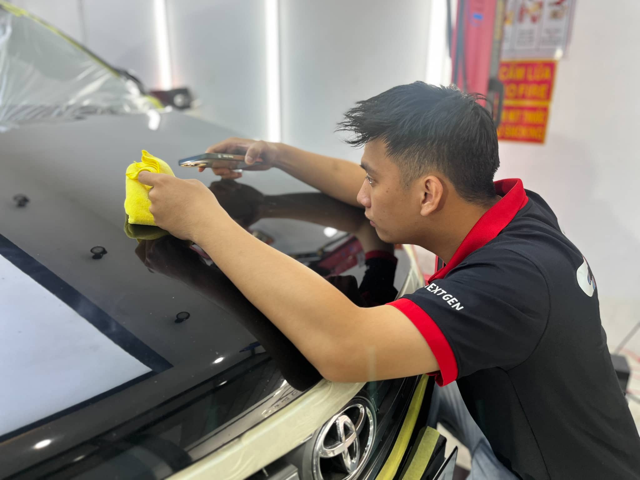Kiểm tra các khuyết tật sơn là điều bắt buộc trước khi hiệu chỉnh đánh bóng sơn xe.