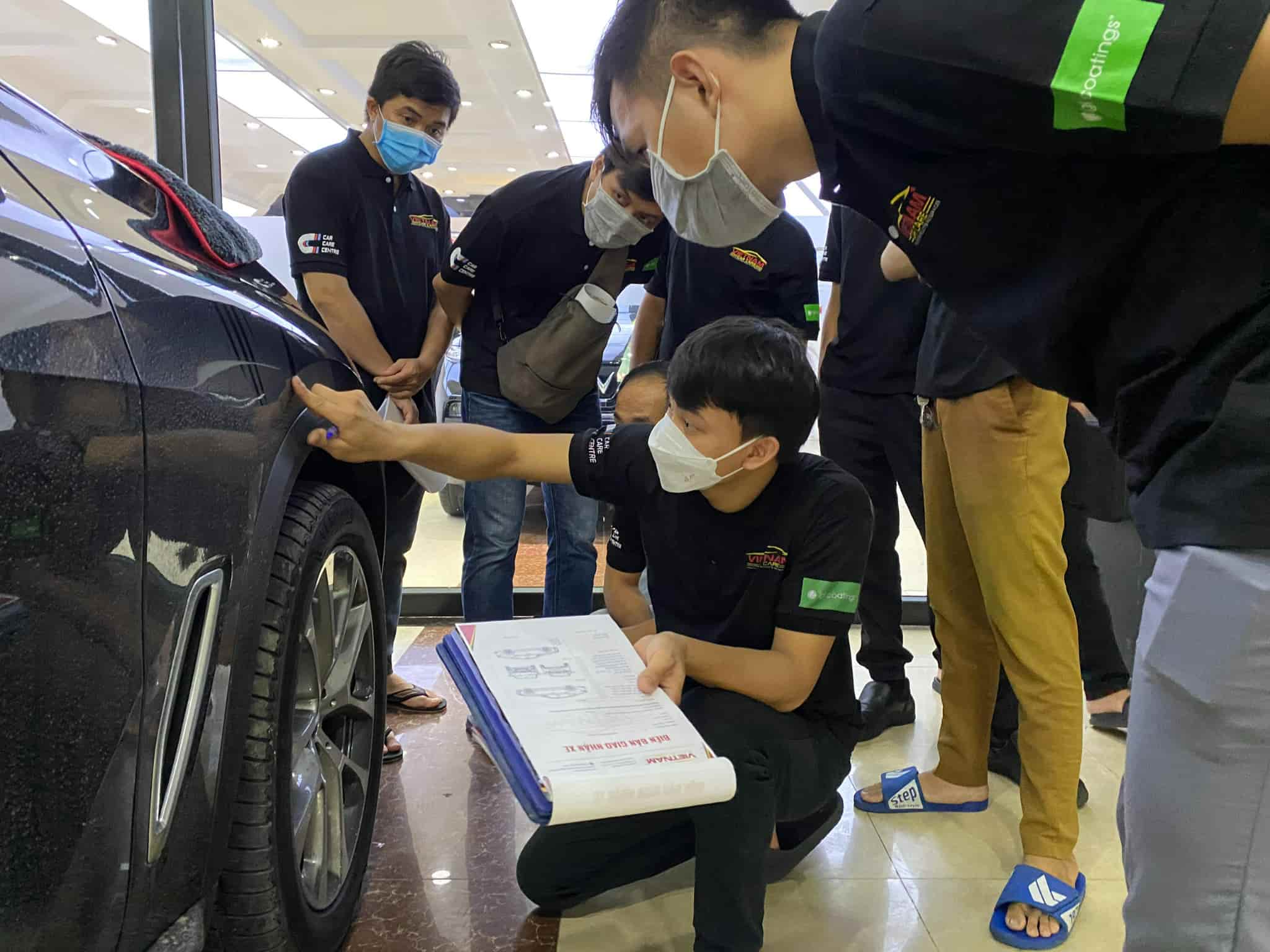 (Ảnh minh họa): kỹ thuật viên chỉ ra những vấn đề cần thực hiện trước khi đánh bóng và hiệu chỉnh sơn theo từng giai đoạn