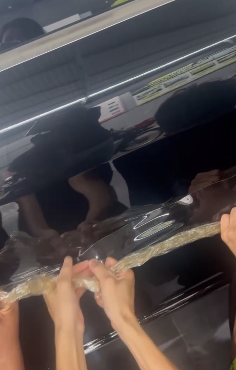 Cần loại bỏ cặn keo, lột phim PPF cũ nhẹ nhàng để tránh làm bong tróc đến nền sơn.
