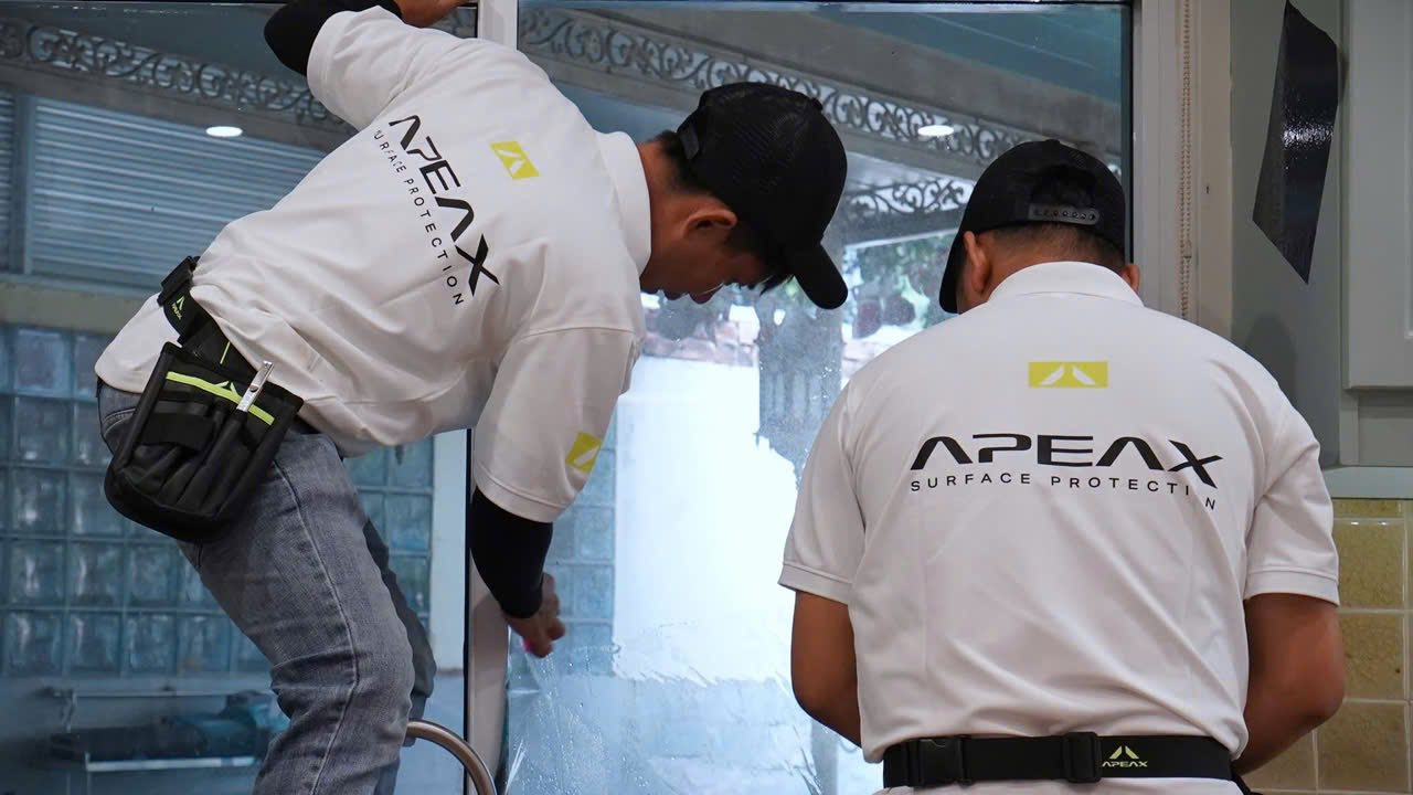 Phim cách nhiệt nhà kính là loại phim chuyên dụng cho mặt kính cửa sổ nhà ở, văn phòng, tòa nhà, chung cư,... có tác dụng chống nóng, giảm nhiệt hiệu quả trong mùa nắng nóng.