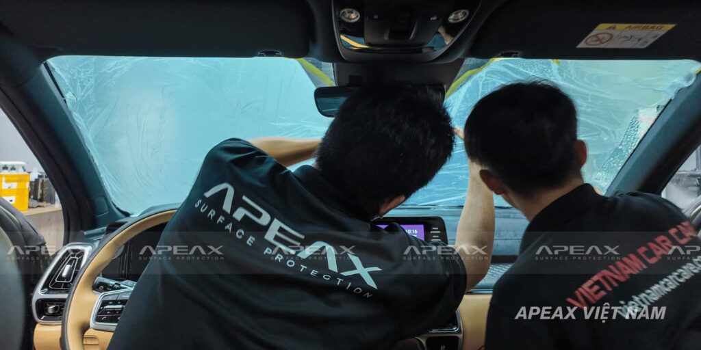 Phim cách nhiệt chỉ có thể dán bên trong xe và đó là phương pháp tối ưu nhất hiện nay.