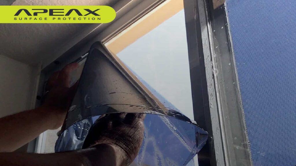 Văn phòng không có phim cách nhiệt rất dễ hầm bí, nóng bức vào mùa hè.