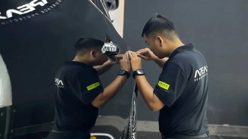 Ô tô màu đen ít nhận ra ố vàng PPF hơn ô tô màu trắng.